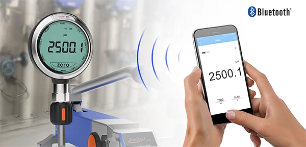 ADT685 Digital Pressure Gauge showing Bluetooth connectivity to a smartphone. Gauge Pressure reading of 2500.1 psi displayed on both devices.