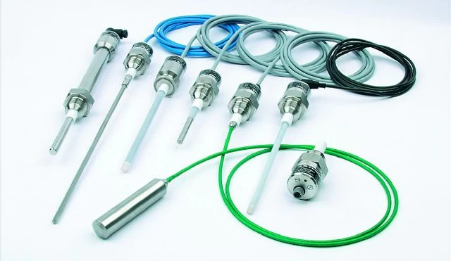 DLS-27 capacitance level switches. Stainless steel sensors with varying probe lengths and colored cables for level measurement applications.
